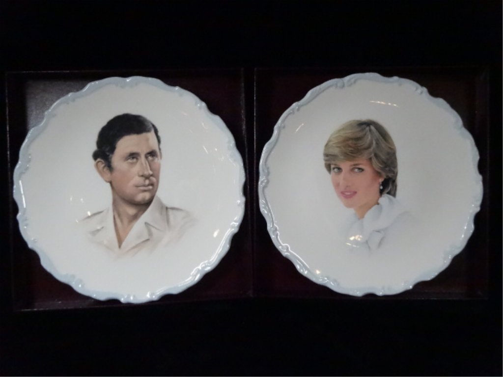 PAIR ROYAL ALBERT BONE CHINA PLATES, CELEBRATING THE: PAIR ROYAL ALBERT BONE CHINA PLATES, CELEBRATING THE MARRIAGE OF THE PRINCE OF WALES AND LADY DIANA SPENCER, CHARLES & DIANA, JULY 29, 1981, WITH ORIGINAL BOXES, APPROX 8.5" DIAMETER