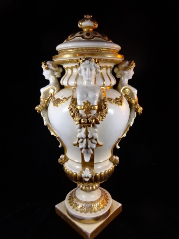 LARGE CAPODIMONTE PORCELAIN COVERED URN, WHITE AND GOLD (1 of 7)