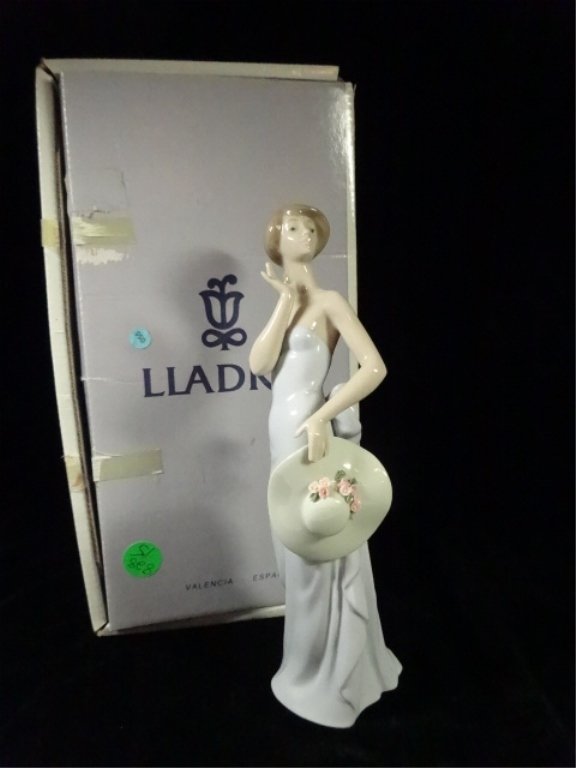 RETIRED LLADRO PORCELAIN FIGURINE "COQUETTE", #5599,: RETIRED LLADRO PORCELAIN FIGURINE "COQUETTE", #5599, ISSUED 1989, RETIRED 2007, SCULPTOR JOSE PUCHE, APPROX 8.5" HIGH, GLAZED FINISH, WITH ORIGINAL BOX