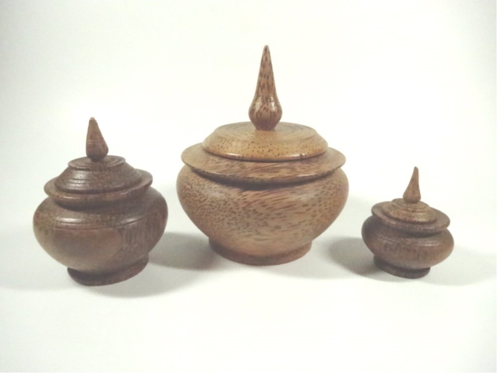 3 SMALL CARVED WOOD POTS WITH LIDS, TALLEST APPROX (1 of 5)