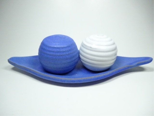 3 PC POTTERY SALT & PEPPER WITH TRAY, BLUE & WHITE, (1 of 6)