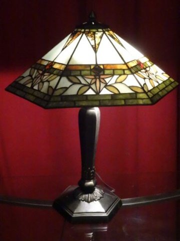 TIFFANY STYLE STAINED LEADED GLASS LAMP, HEXAGONAL: TIFFANY STYLE STAINED LEADED GLASS LAMP, HEXAGONAL SHADE, BY SPLENDOR LIGHTING, BRONZE FINISH METAL BASE, NEW WITH ORIGINAL BOX FOR SHIPPING, APPROX 25"H X 19"W, SKU773.43