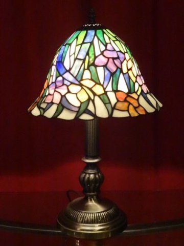 TIFFANY STYLE STAINED LEADED GLASS LAMP, FLORAL SHADE,: TIFFANY STYLE STAINED LEADED GLASS LAMP, FLORAL SHADE, BY SPLENDOR LIGHTING, ART NOUVEAU STYLE METAL BASE, NEW WITH ORIGINAL BOX FOR SHIPPING, APPROX 19"H X 12"W, SKU773.58