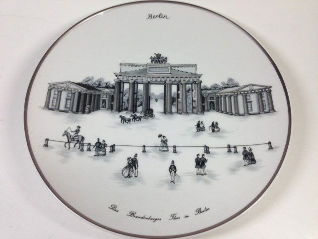 KPM PRINT PORCELAIN PLATE, BERLIN, DAS BRANDENBURGER: KPM PRINT PORCELAIN PLATE, BERLIN, DAS BRANDENBURGER THOR IN BERLIN, APPROX 7.75" DIAMETER