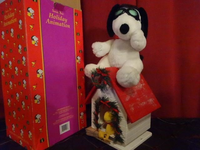 LARGE ANIMATED CHRISTMAS SNOOPY FIGURE ON DOG HOUSE (1 of 5)