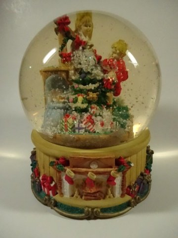 CHRISTMAS DECOR - MUSICAL SNOW GLOBE BY THE SAN: CHRISTMAS DECOR - MUSICAL SNOW GLOBE BY THE SAN FRANCISCO MUSIC BOX COMPANY, PLAYS HERE COMES SANTA CLAUS, APPROX 7.75"H