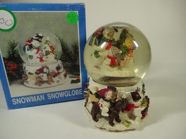 CHRISTMAS DECOR - MUSICAL SNOW GLOBE PLAYS FROSTY THE: CHRISTMAS DECOR - MUSICAL SNOW GLOBE PLAYS FROSTY THE SNOWMAN, APPROX 5.75"H, WITH BOX, SKU950.37 BX100