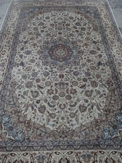 LARGE PERSIAN STYLE WOOL RUG, CREAM FIELD WITH BLUE AND (1 of 5)