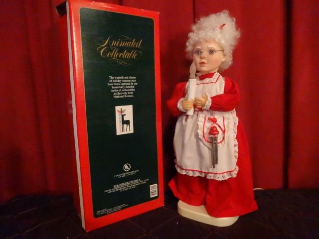 ANIMATED CHRISTMAS MRS CLAUS FIGURE, IN ORIGINAL BOX,: ANIMATED CHRISTMAS MRS CLAUS FIGURE, IN ORIGINAL BOX, VERY GOOD WORKING CONDITION, FIGURE APPROX 26" X 9" X 9". SKU950.18 BX084