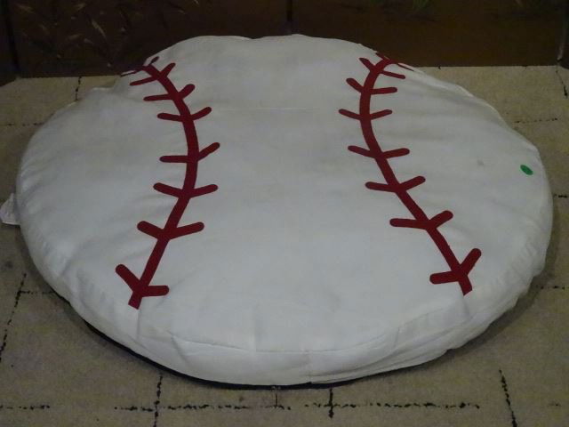 LARGE NEW BASEBALL DOG BED, NEVER USED, TAG STILL (1 of 4)