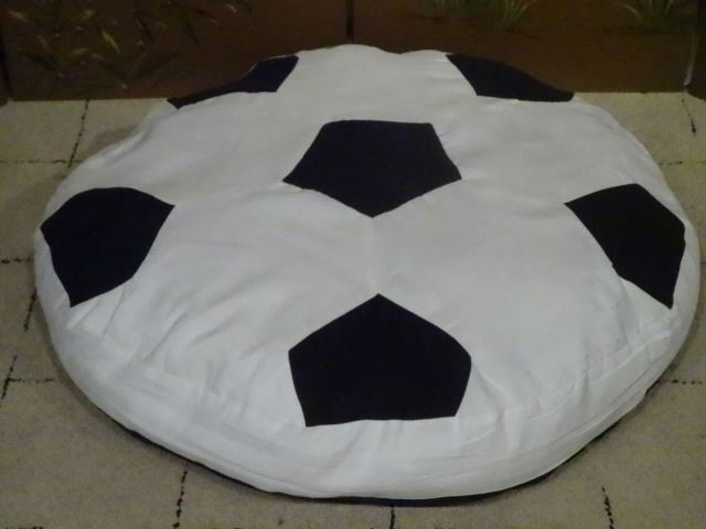 LARGE NEW SOCCER BALL DOG BED, NEVER USED, TAG STILL (1 of 5)