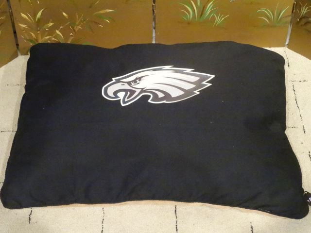 LARGE NEW PHILADELPHIA EAGLES LOGO NFL DOG BED, NEVER (1 of 4)