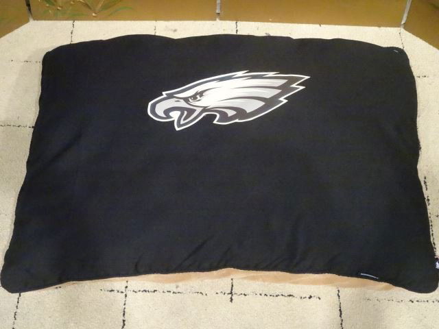 LARGE NEW PHILADELPHIA EAGLES LOGO NFL DOG BED, NEVER (1 of 3)