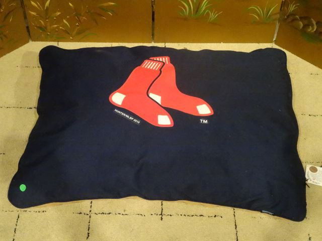 LARGE NEW BOSTON RED SOX LOGO DOG BED, NEVER USED, TAG (1 of 4)
