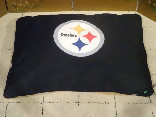 LARGE NEW PITTSBURGH STEELERS DOG BED, NEVER USED, TAG (1 of 3)