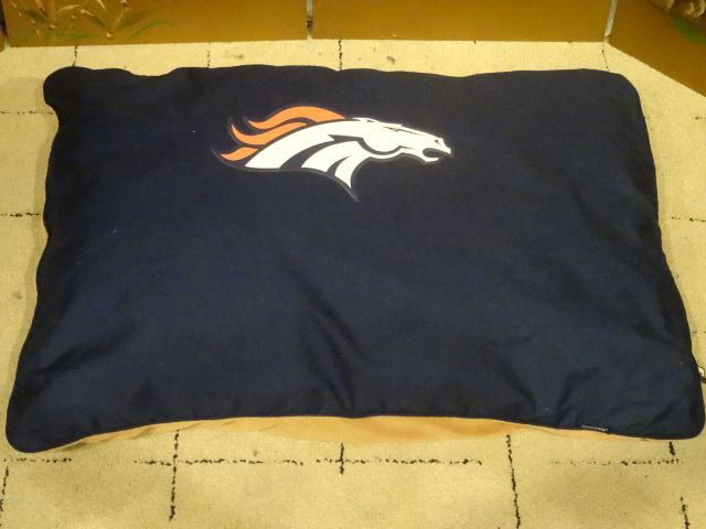 LARGE NEW DENVER BRONCOS LOGO NFL DOG BED, NEVER USED, (1 of 3)