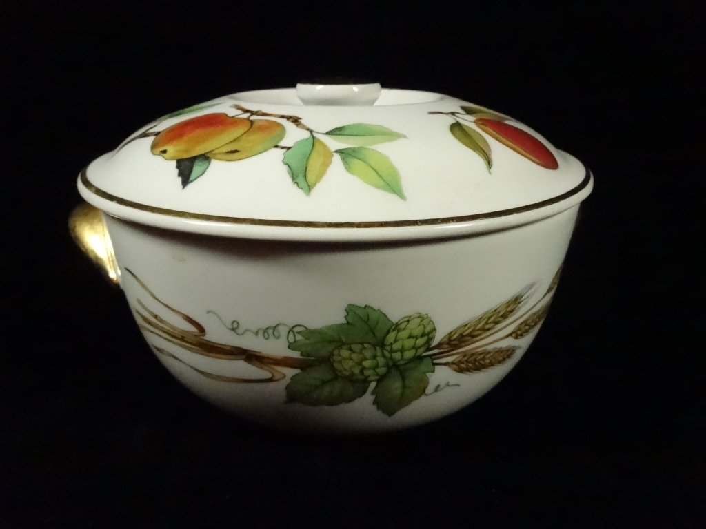 ROYAL WORCESTER FINE PORCELAIN ROUND CASSEROLE WITH (1 of 5)
