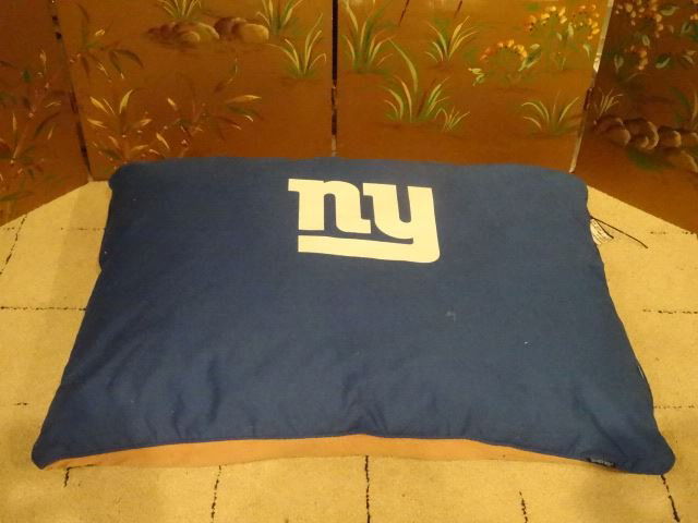 LARGE NEW NEW YORK GIANTS NFL LOGO DOG BED, NEVER USED, (1 of 4)