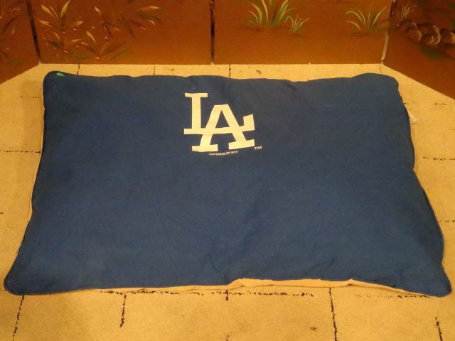 LARGE NEW LOS ANGELES DODGERS LOGO DOG BED, NEVER USED, (1 of 3)