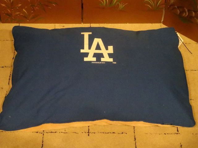 LARGE NEW LOS ANGELES DODGERS LOGO DOG BED, NEVER USED, (1 of 3)