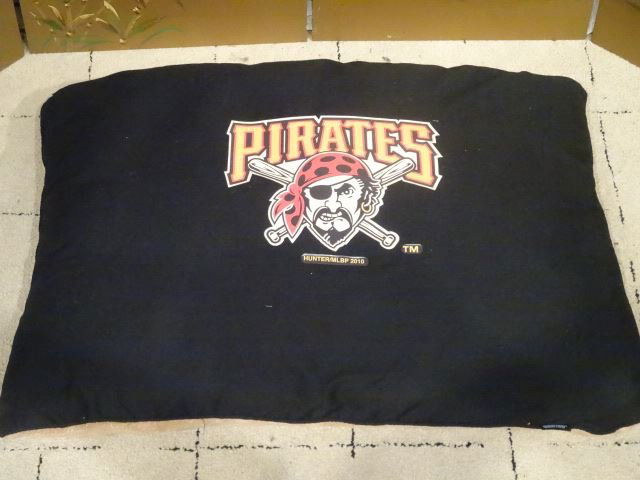 LARGE NEW PITTSBURGH PIRATES TEAM LOGO DOG BED, NEVER (1 of 5)