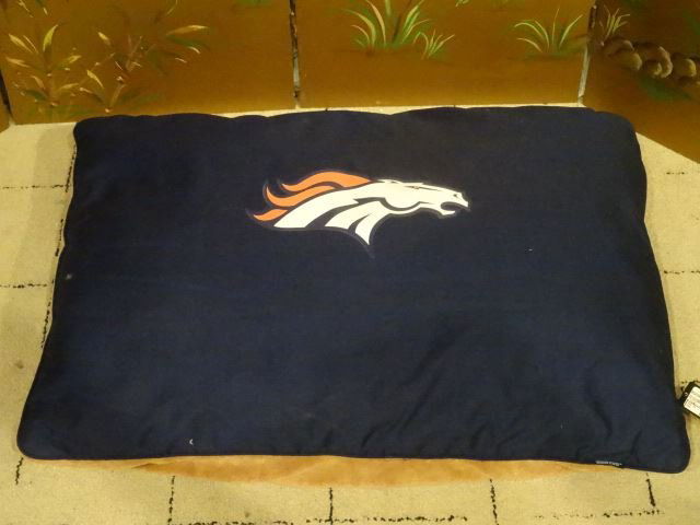 LARGE NEW DENVER BRONCOS LOGO NFL DOG BED, NEVER USED, (1 of 3)