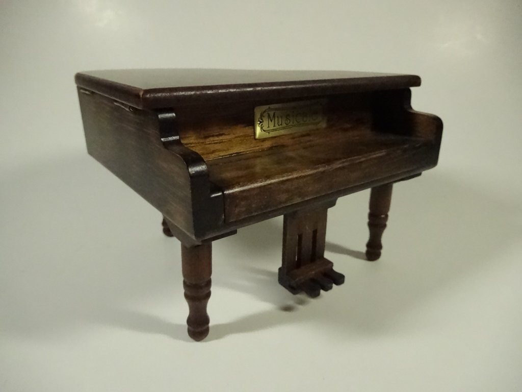 PIANO SHAPED MUSIC BOX, PLAYS FUR ELISE, APPROX 3.5" X: PIANO SHAPED MUSIC BOX, PLAYS FUR ELISE, APPROX 3.5" X 5.75" X 5"