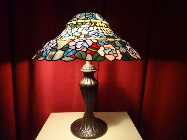 TIFFANY STYLE LEADED GLASS LAMP BY SPLENDOR LIGHTING,: TIFFANY STYLE LEADED GLASS LAMP BY SPLENDOR LIGHTING, FLORAL SHADE, ART NOUVEAU STYLE BASE, EXCELLENT CONDITION NEW IN BOX, APPROX 25"H X 20"W. SKU773.41