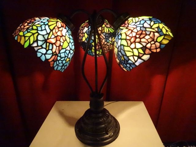 TIFFANY STYLE 3 LIGHT LEADED GLASS LAMP BY SPLENDOR (1 of 7)