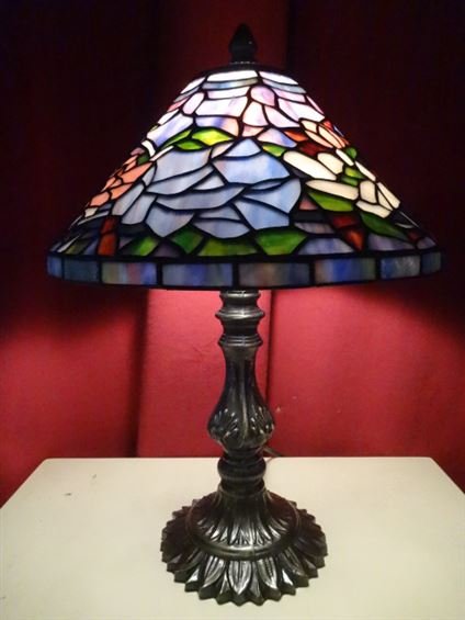 TIFFANY STYLE LEADED GLASS LAMP BY SPLENDOR LIGHTING,: TIFFANY STYLE LEADED GLASS LAMP BY SPLENDOR LIGHTING, FLORAL SHADE, ART NOUVEAU STYLE BASE, EXCELLENT CONDITION NEW IN BOX, APPROX 18"H,. SKU773