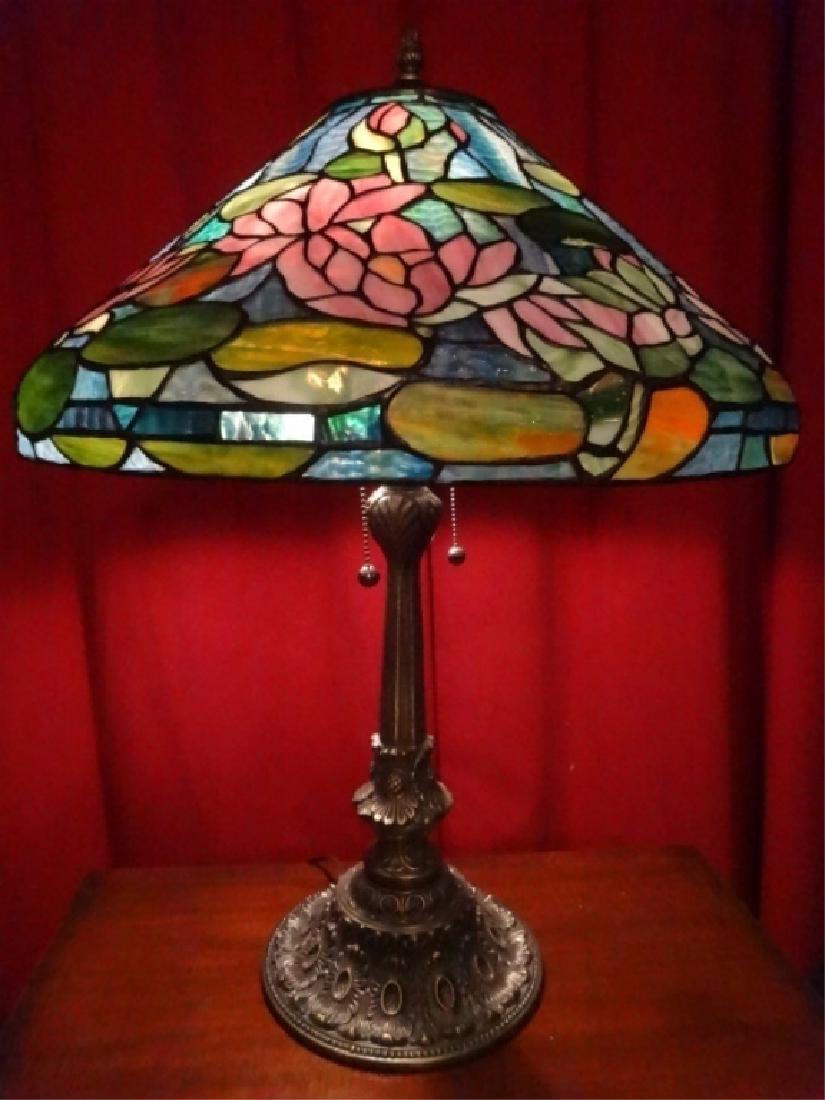 TIFFANY STYLE LEADED STAINED GLASS LAMP BY SPLENDOR: TIFFANY STYLE LEADED STAINED GLASS LAMP BY SPLENDOR LIGHTING, DOME SHADE WITH PINK WATER LILIES, EXCELLENT CONDITION NEW IN BOX, APPROX 27"H X 20"W, SKU773.42