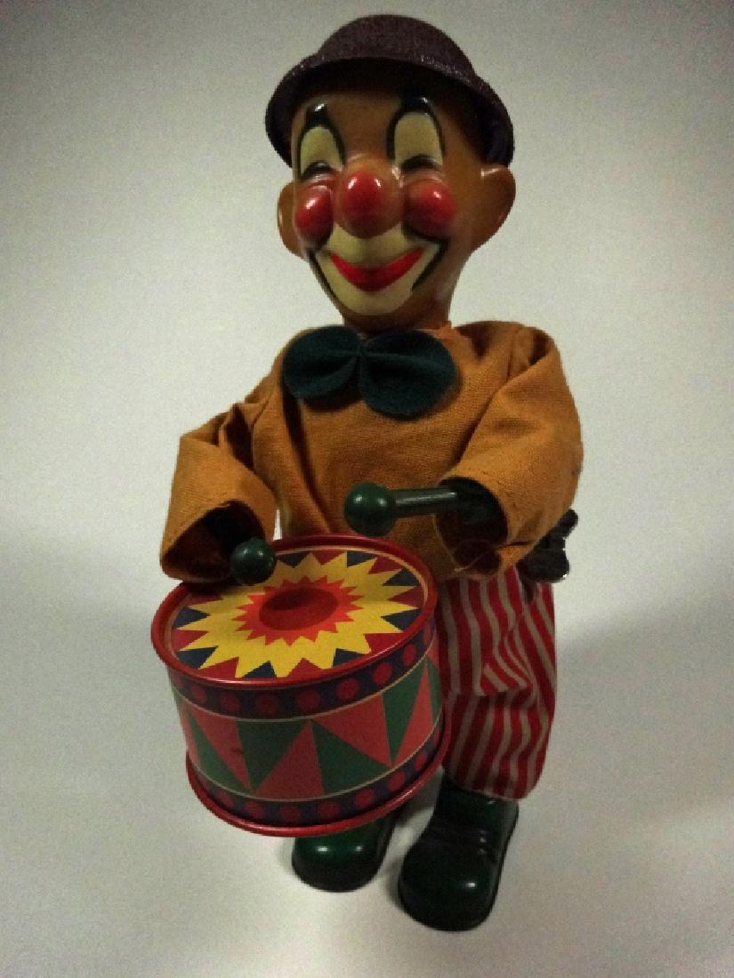 DRUMMER CLOWN WIND UP TOY, WORKS, APPROX 7.25"H: DRUMMER CLOWN WIND UP TOY, WORKS, APPROX 7.25"H