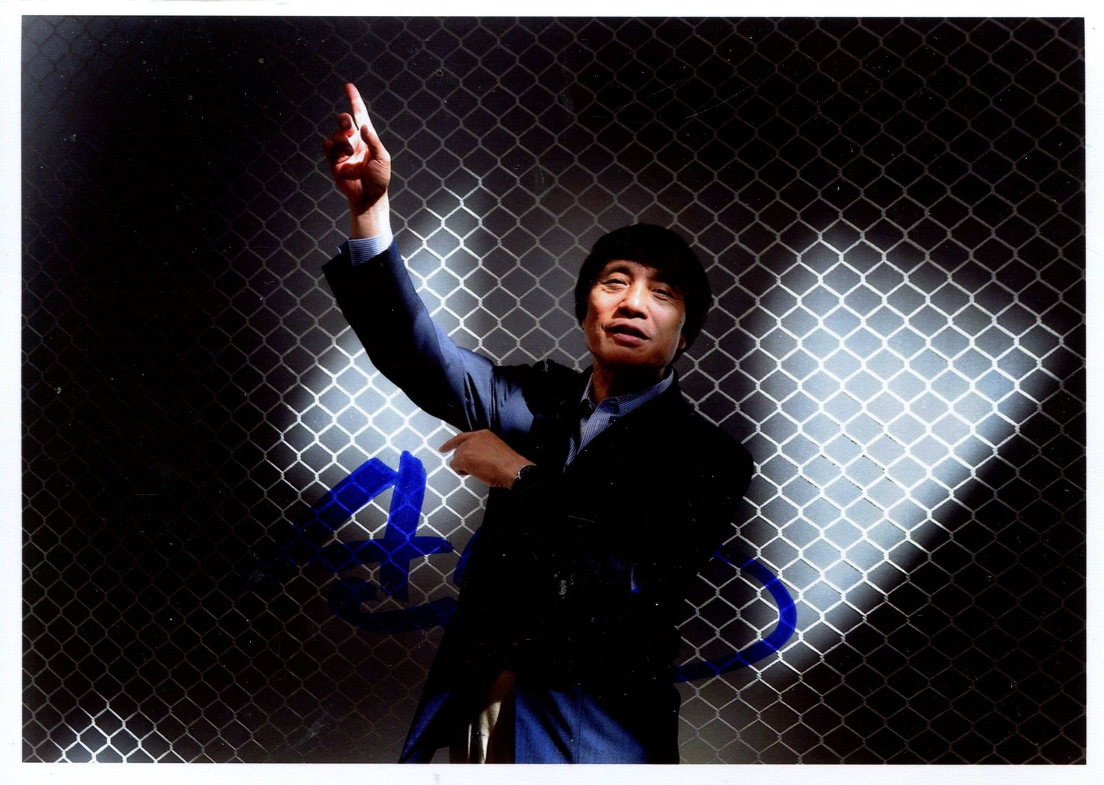 ANDO TADAO: (1941- ): ANDO TADAO: (1941- ) Japanese Architect. Winner of the 1995 Pritzker Prize. Signed 7 x 5 colour photograph by Ando, the image showing the awarded architect standing in a half-length pose, raising his