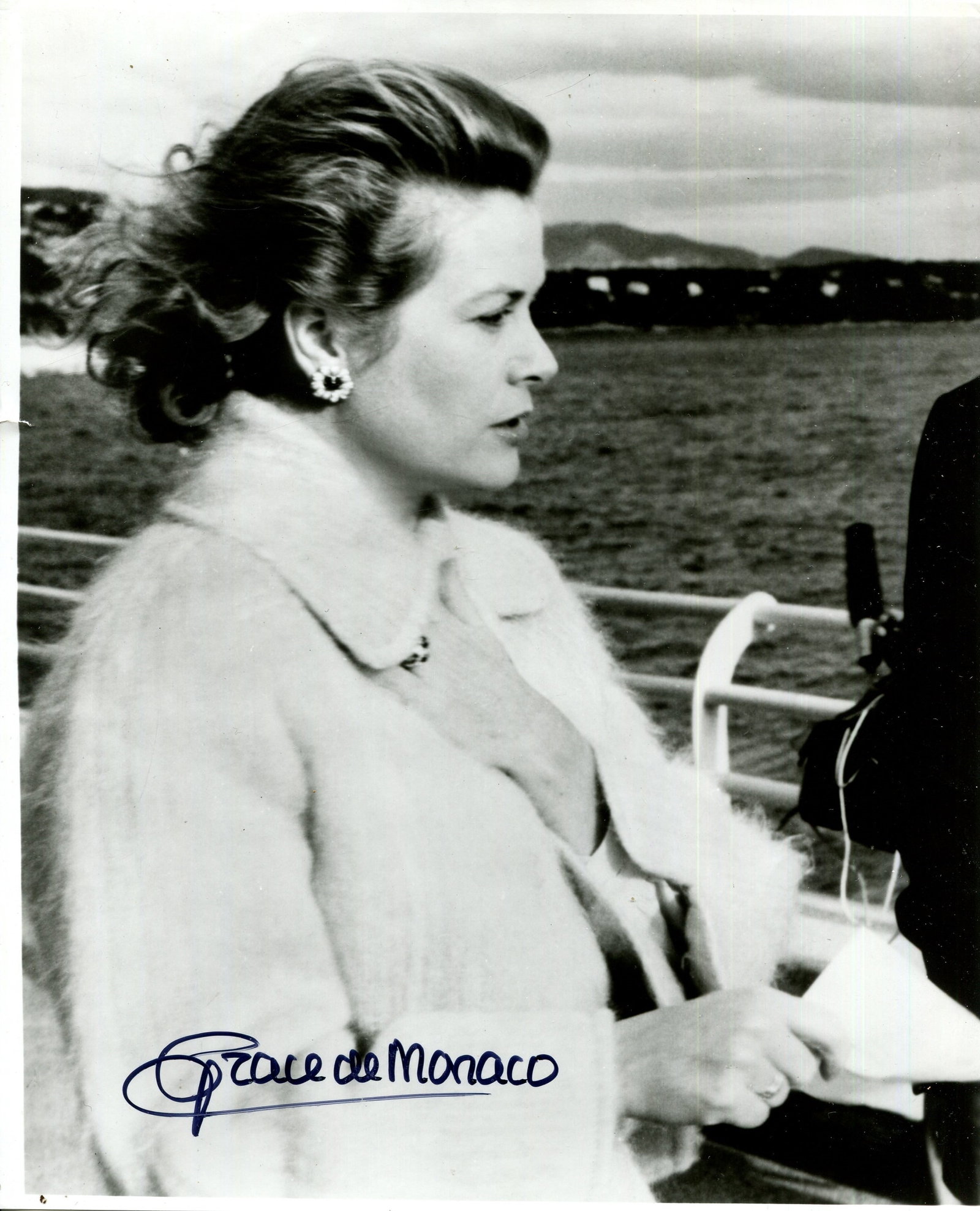 KELLY GRACE: (1929-1982): KELLY GRACE: (1929-1982) American actress and Princess of Monaco, Academy Award winner for Best Actress in 1954 for her role as Georgie Elgin in The Country Girl. Signed 7.5 x 9.5 photograph of the