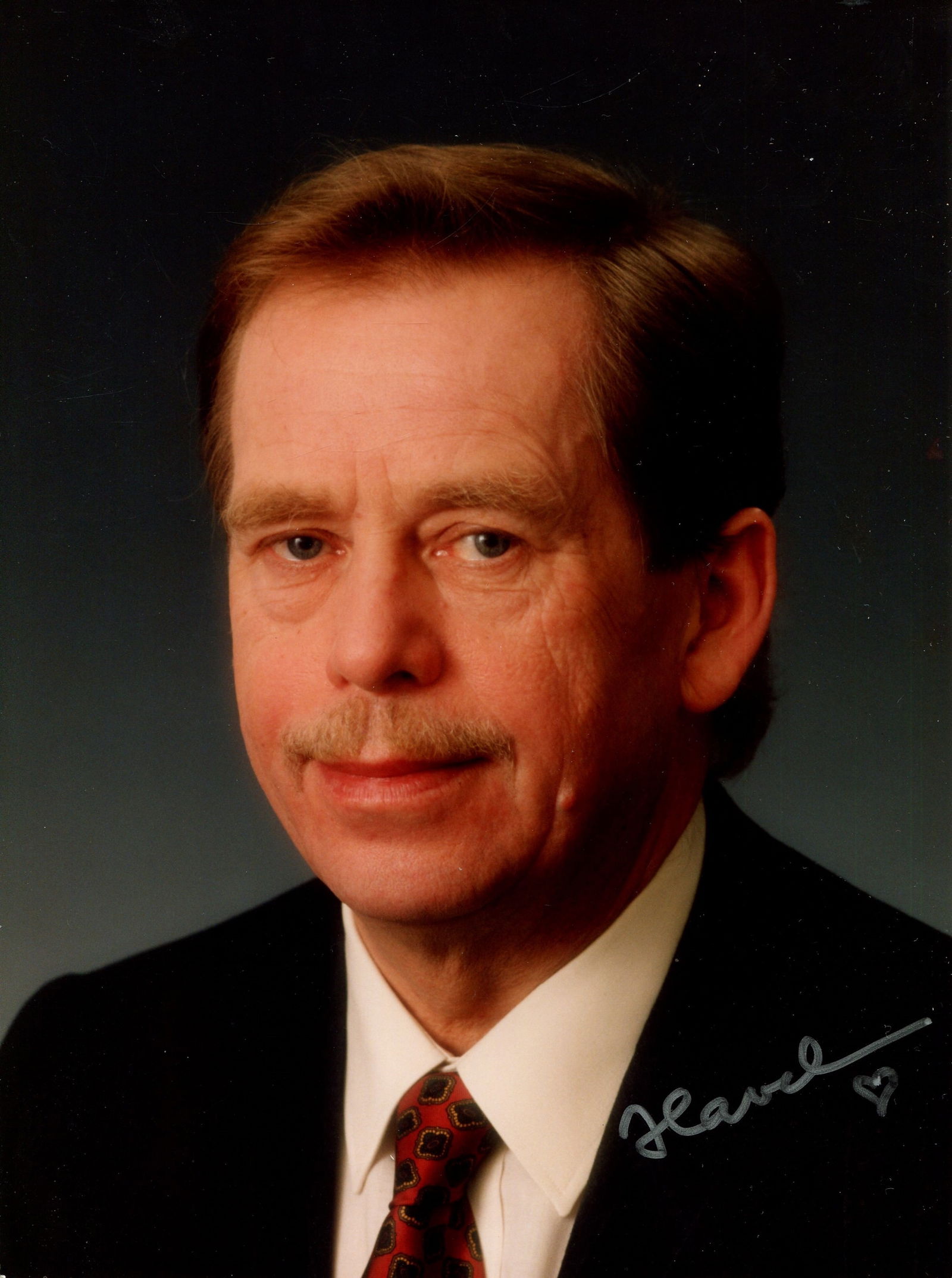 HAVEL VACLAV: (1936-2011): HAVEL VACLAV: (1936-2011) Czech statesman, writer and dissident who served as President of Czechoslovakia 1989-92 and later as President of the Czech Republic 1993-2003. Signed colour 7 x 9.5