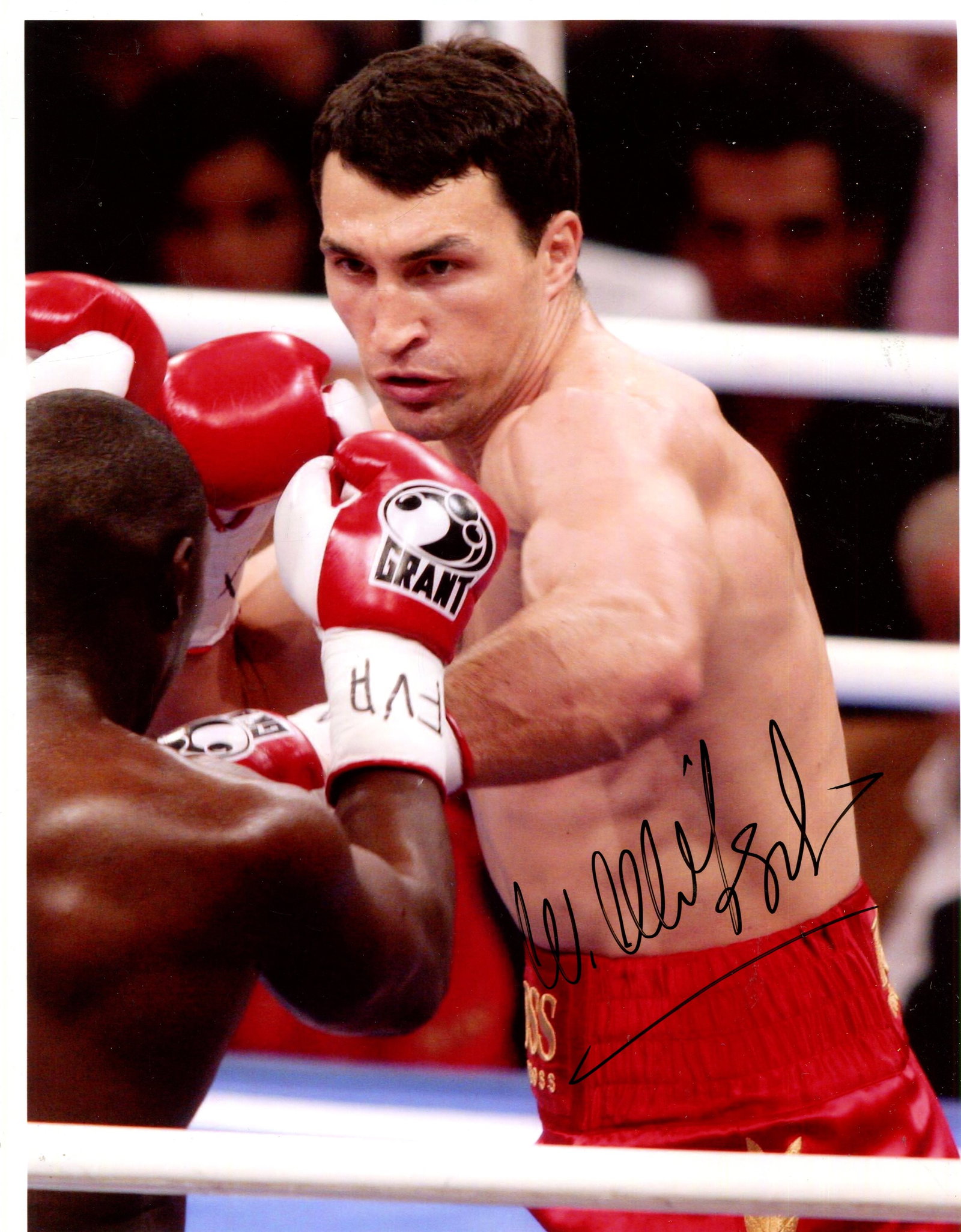 KLITSCHKO VLADIMIR: (1976- ): KLITSCHKO VLADIMIR: (1976- ) Ukrainian former professional Boxer, considered to be one of the best heavyweight champions of all time. Signed colour 8 x 11 photograph by Klitschko, the image depicting