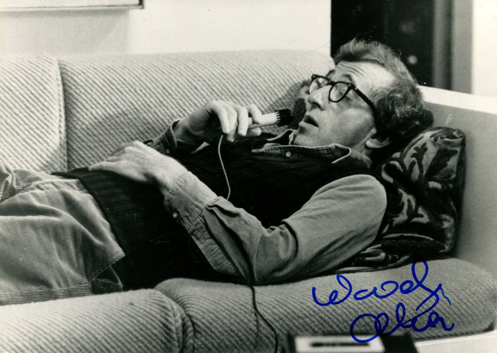 ALLEN WOODY: (1935- ): ALLEN WOODY: (1935- ) American film director, actor and comedian, Academy Award winner for Best Director for his direction of Annie Hall (1977). Signed 7 x 5 photograph of Allen, the attractive image
