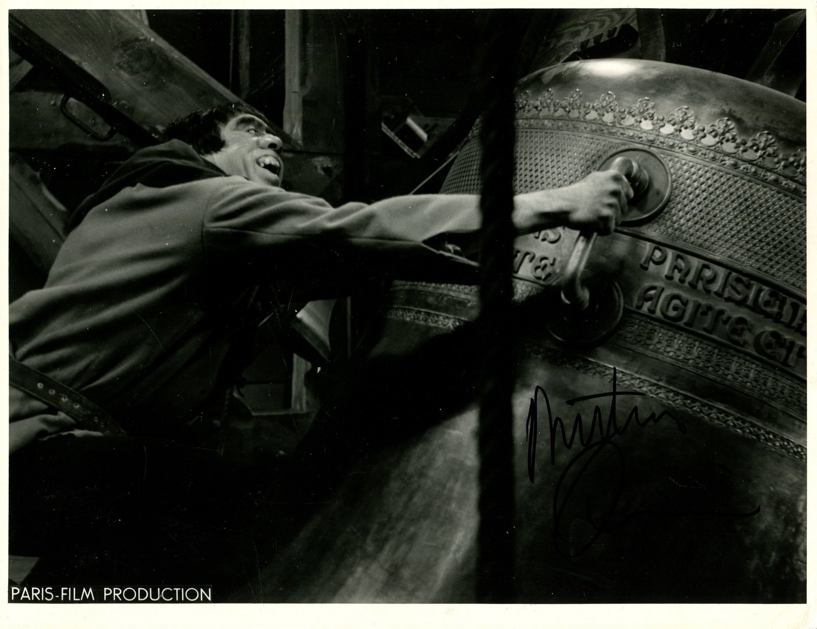 QUINN ANTHONY: (1915-2001): QUINN ANTHONY: (1915-2001) Mexican-American actor, Academy Award winner for Best Supporting Actor in 1952 for his role as Eufemio in Viva Zapata! A good signed 9 x 7 photograph of Quinn in a