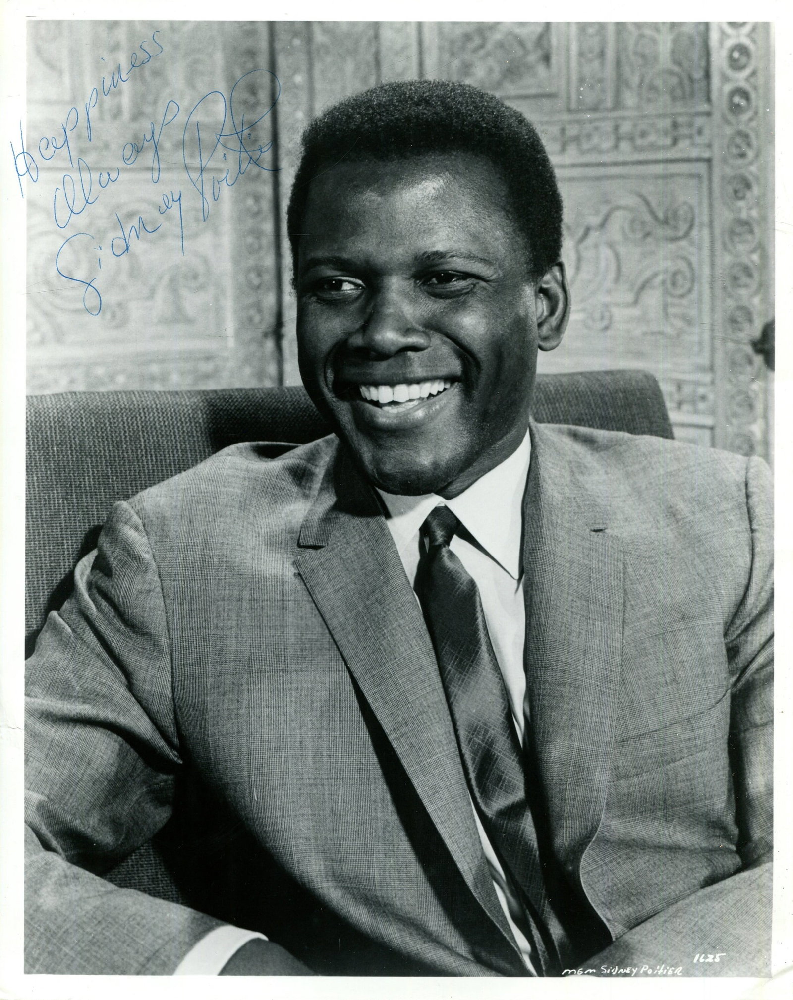 POITIER SIDNEY: (1927-2022): POITIER SIDNEY: (1927-2022) American actor, Academy Award winner for Best Actor in 1963 for his role as Homer Smith in Lillies of the Field. A good signed 8 x 10 photograph of Poitier, the image