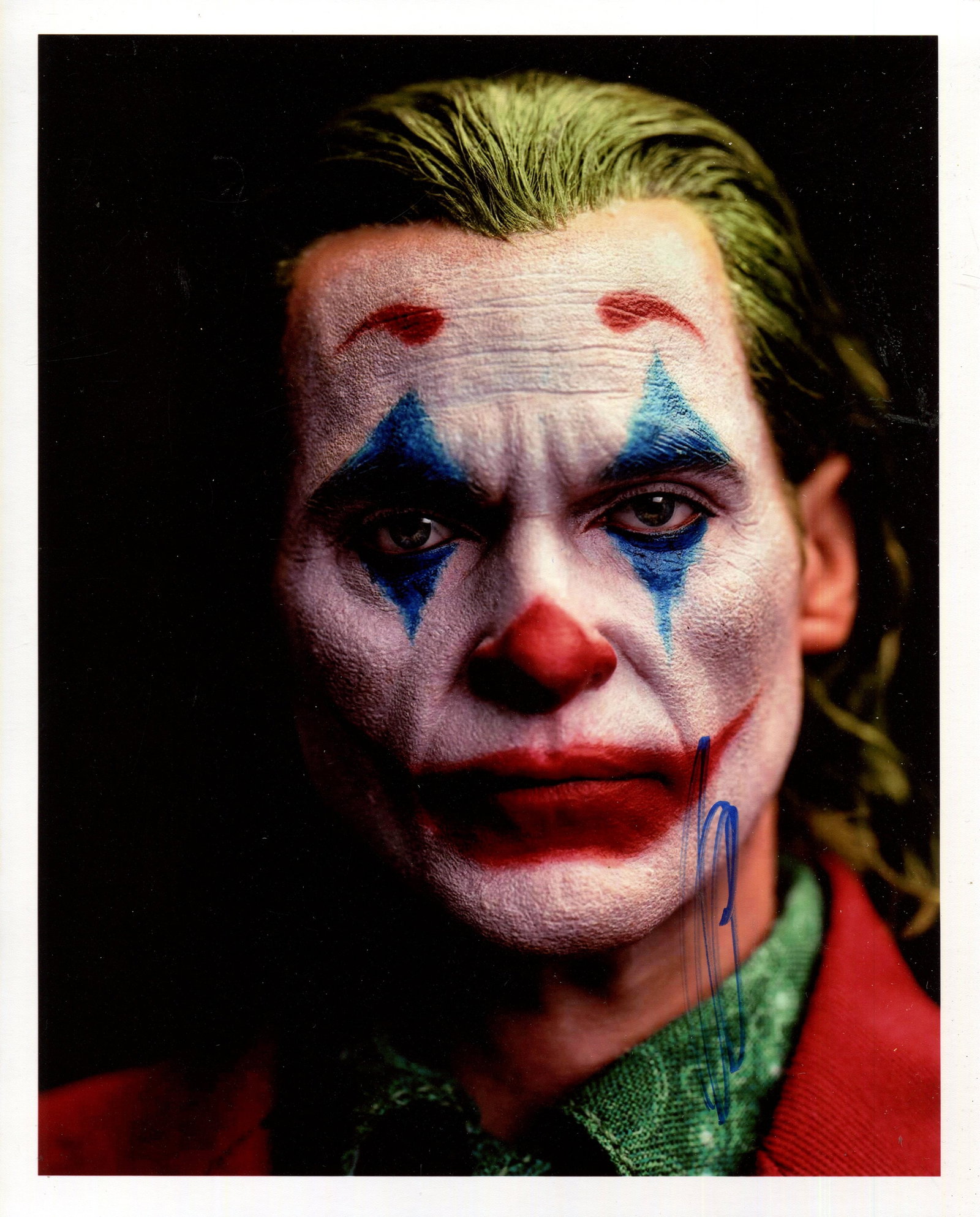 PHOENIX JOAQUIN: (1974- ): PHOENIX JOAQUIN: (1974- ) American Actor, Academy Award winner. Signed colour 8 x 10 photograph by Phoenix, the image depicting him in a head and shoulders pose in costume as The Joker from the film