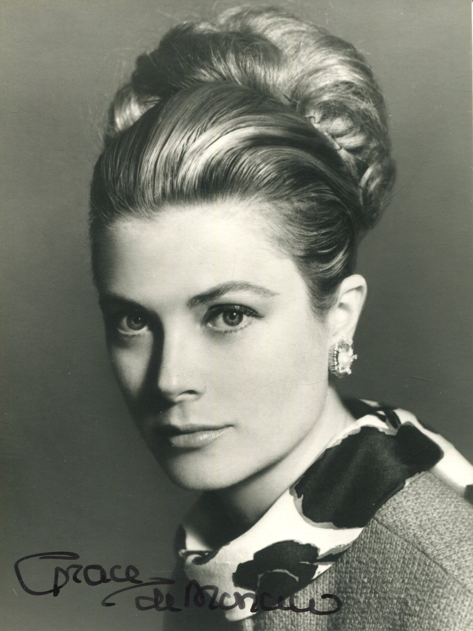 KELLY GRACE: (1929-1982): KELLY GRACE: (1929-1982) American actress and Princess of Monaco, Academy Award winner for Best Actress in 1954 for her role as Georgie Elgin in The Country Girl. Signed 4 x 5.5 photograph of the