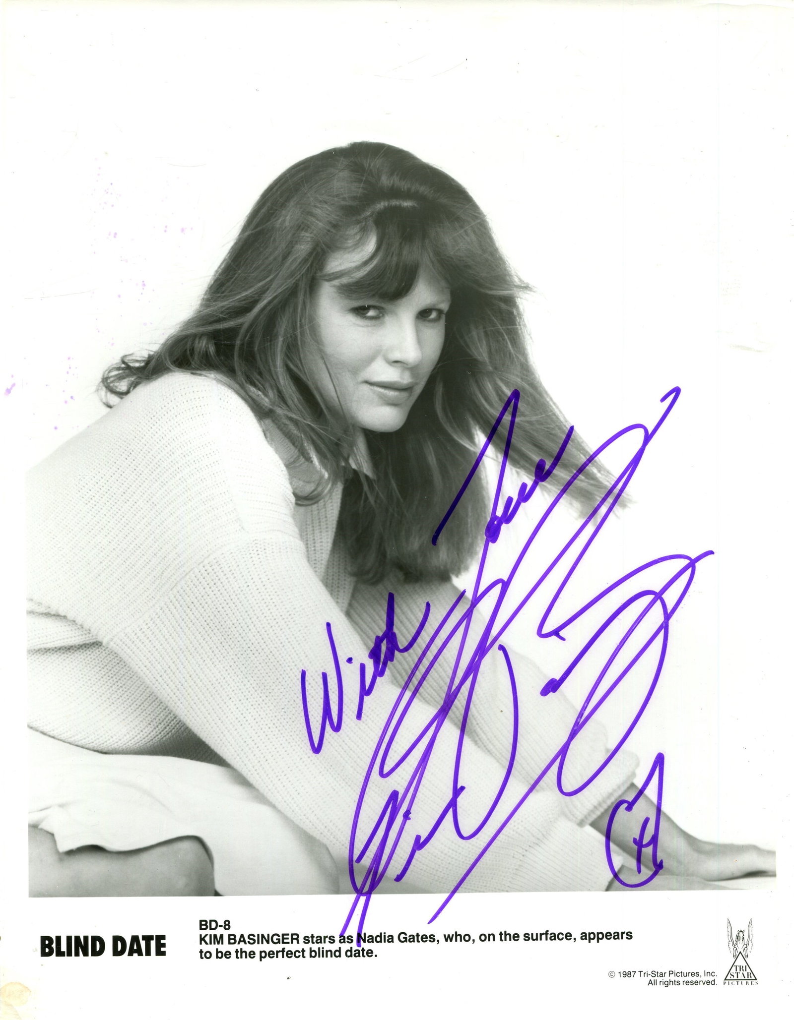 BASINGER KIM: (1953- ): BASINGER KIM: (1953- ) American actress, Academy Award winner for Best Supporting Actress in 1997 for her role as Lynn Bracken in L.A. Confidential. Signed 8 x 10 photograph of the actress in a
