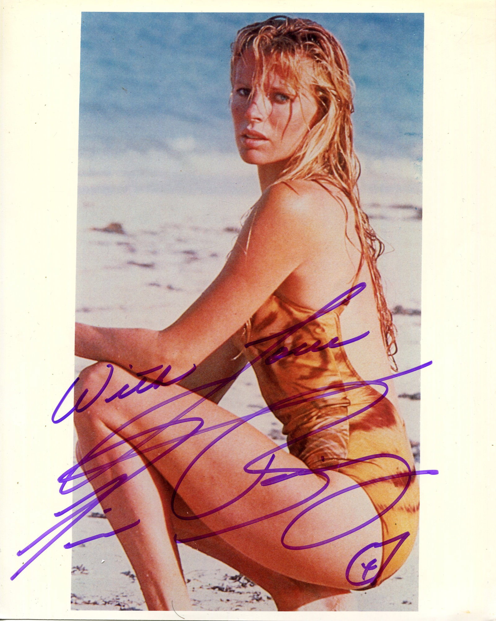 BASINGER KIM: (1953- ): BASINGER KIM: (1953- ) American Actress and former fashion Model. Academy Award winner for Best Supporting Actress in 1997 for her role as Lynn Bracken in L.A. Confidential. Signed colour 8 x 10