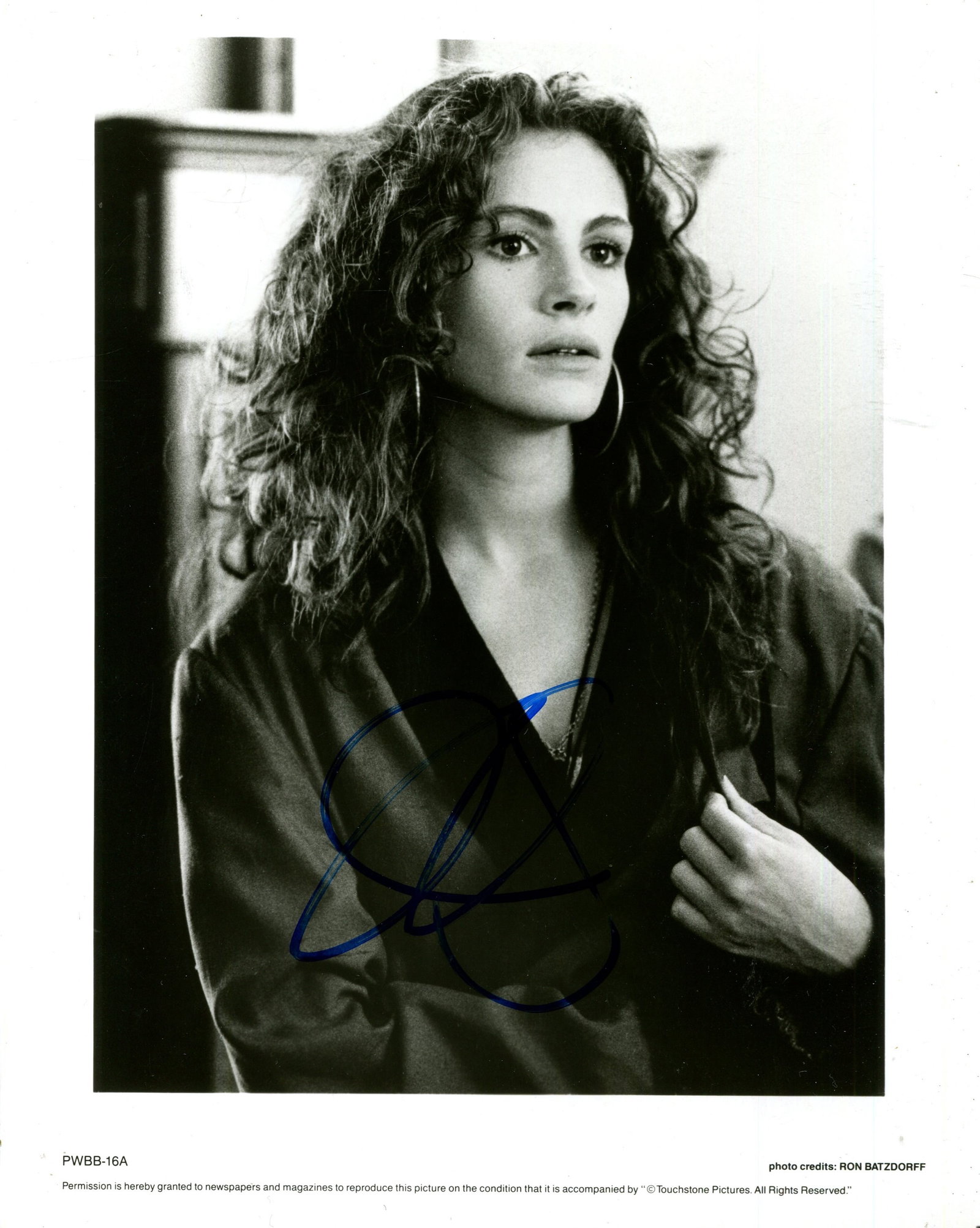 ROBERTS JULIA: (1967- ): ROBERTS JULIA: (1967- ) American Actress, Academy Award winner. Signed 8 x 10 photograph by Roberts, the promotional image showing the awarded actress standing outdoors in a half-length pose, in