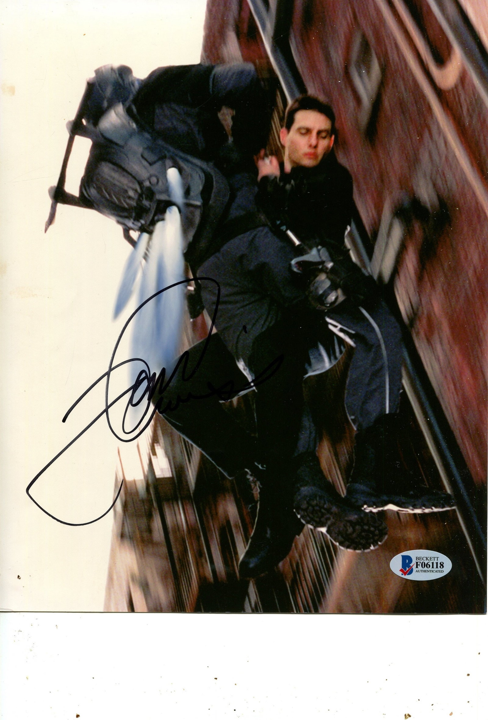 CRUISE TOM: (1962- ): CRUISE TOM: (1976- ) American Actor. Signed colour 8 x 10 photograph by Cruise, the image depicting the actor outdoors in a full-length pose in costume as John Anderton, escaping with a Precrime