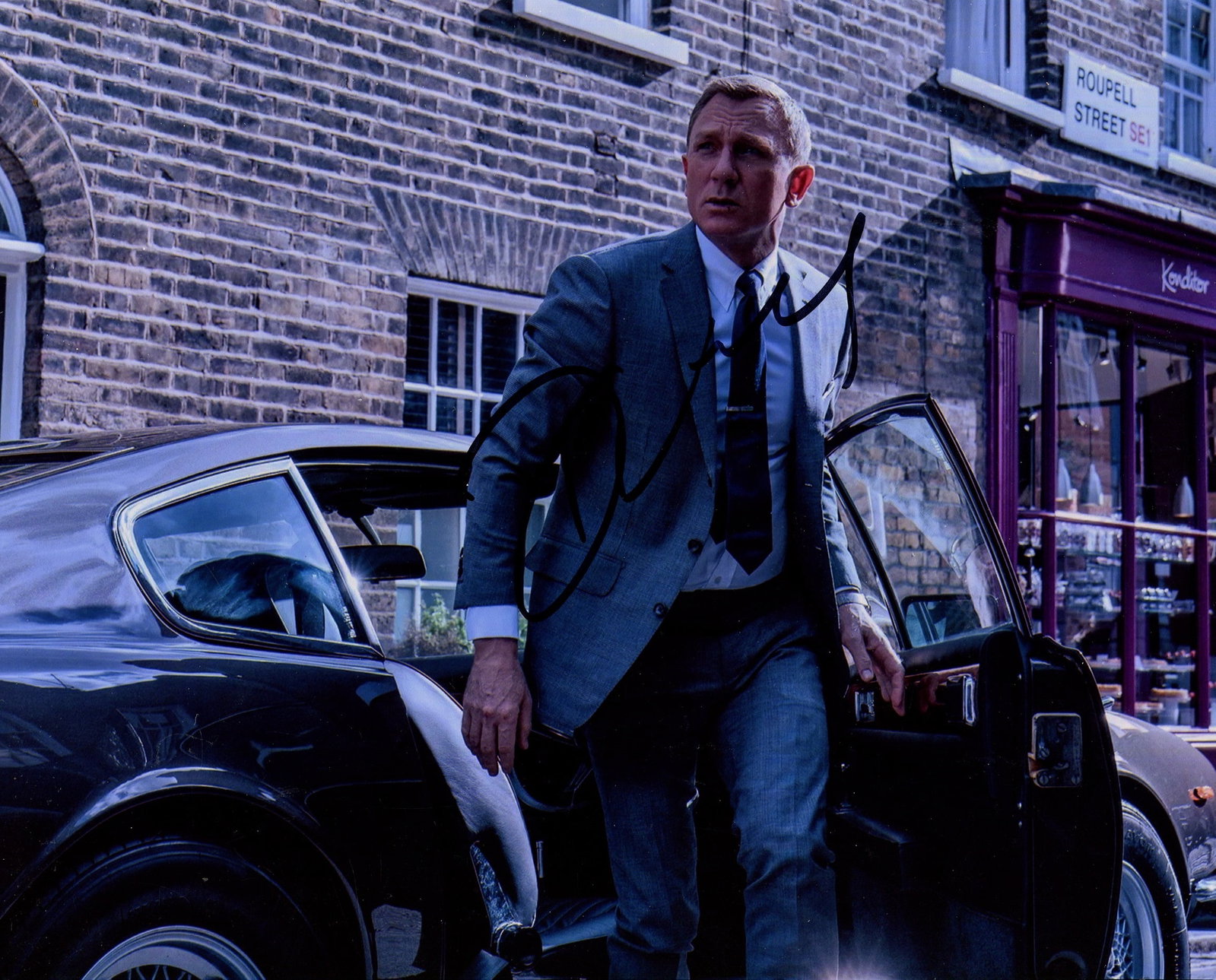 CRAIG DANIEL: (1968- ): CRAIG DANIEL: (1968- ) British Actor, famous for his portrayal of the secret agent James Bond. Signed colour 10 x 8 photograph of Craig standing outdoors in a three-quarter length pose in costume as