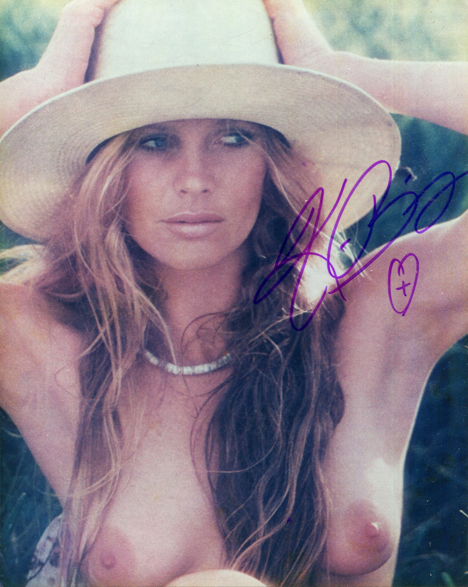 BASINGER KIM: (1953- ): BASINGER KIM: (1953- ) American actress, Academy Award winner for Best Supporting Actress in 1997 for her role as Lynn Bracken in L.A. Confidential. Signed colour 8 x 10 photograph of Basinger in a