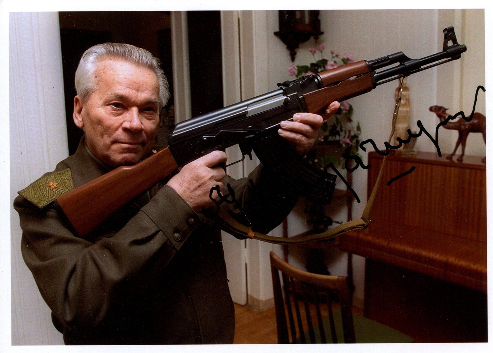 KALASHNIKOV MIKHAIL: (1919-2013): KALASHNIKOV MIKHAIL: (1919-2013) Russian firearms designer, most famous for developing the AK-47 assault rifle. Signed colour 7 x 5 photograph of the elderly Lieutenant General, the image showing him