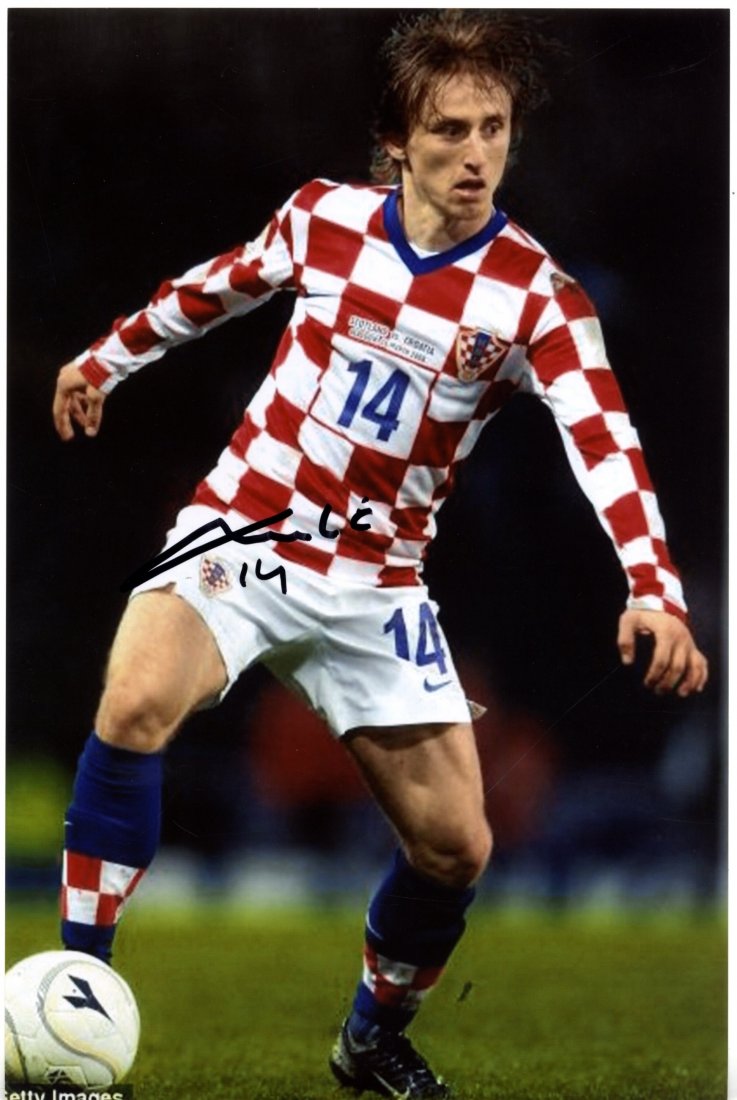CROATIA FOOTBALL: Selection of signed colour 8 x 12 pho: CROATIA FOOTBALL: Selection of signed colour 8 x 12 photographs by various Croatia footballers including Luca Modric, Mladen Petric, Niko Kovac, Ivan Klasnic, Nikica Jelavic, Stipe Pletikosa, Vedran C