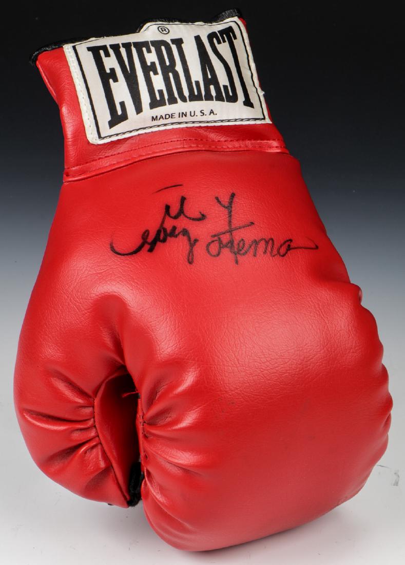 George Forman Signed Boxing Glove: George Forman Signed Everlast Boxing Glove. Size: 4.25'' x 7.25'' x 11.25'' (11 x 18 x 29 cm).